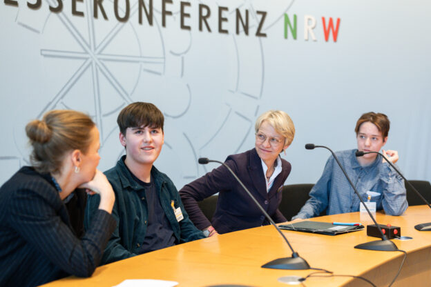 Die NRW-Bildungsministerin bei der Präsentation des neuen Programms für mehr Beteiligung.